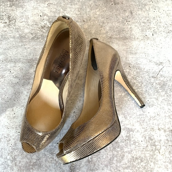 closed toe metallic heels